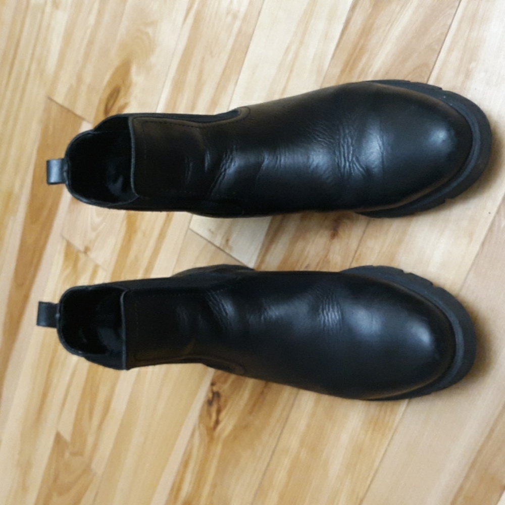 Studio Flexx Black Chelsea Boots, size 6